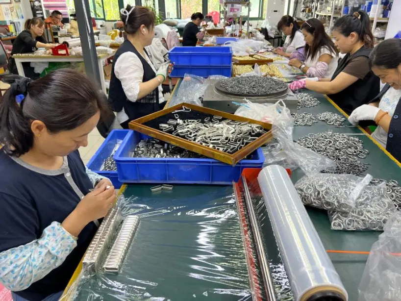 Kunyu Jewelry ја комплетира испораката од 12.000 прилагодени кубански комплети синџири и нараквици во Северна Америка Kunyu Jewelry ја комплетира испораката од 12.000 прилагодени кубански комплети синџири и нараквици во Северна Америка
